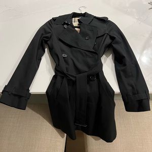 Burberry women’s trench coat BRAND NEW & NEVER WORN. Size small